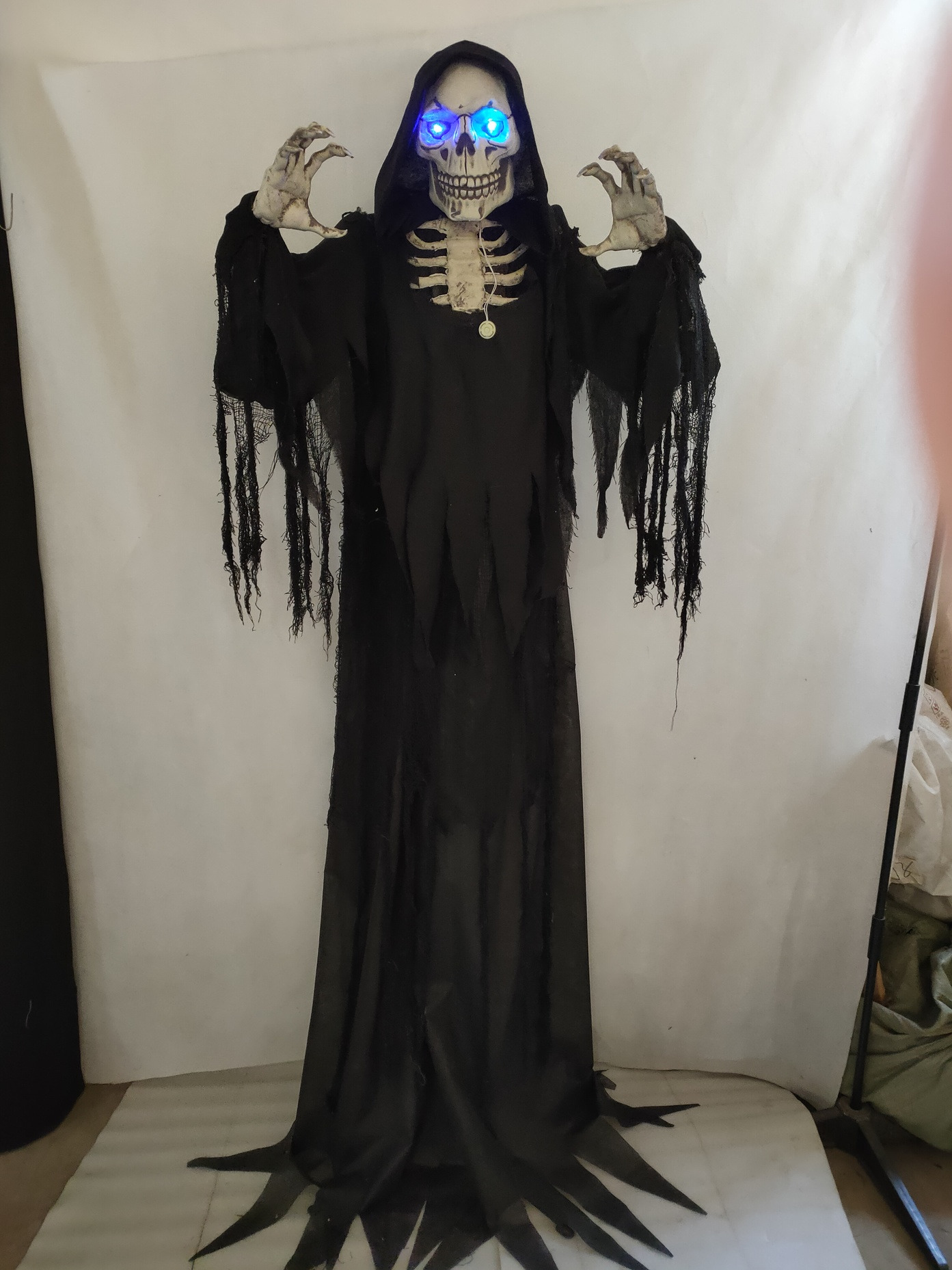197cm Tall Grim Reaper with Glowing Eyes and Sound Effects Halloween Decorations